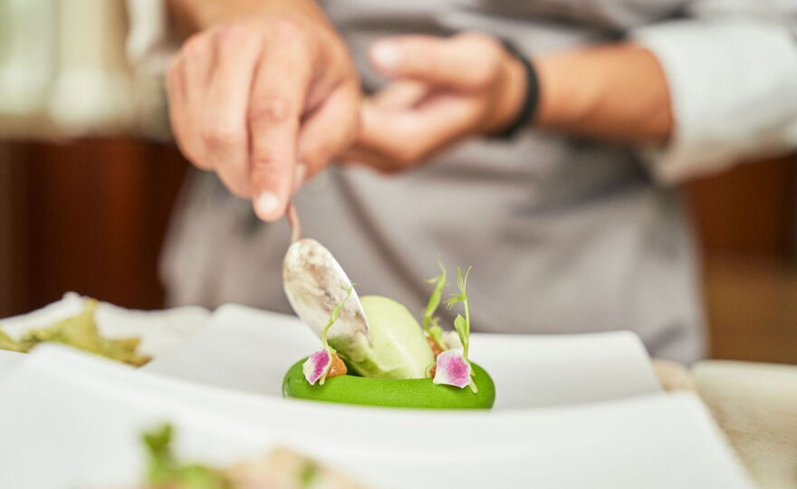 Zubereitung einer Vorspeise durch den Koch