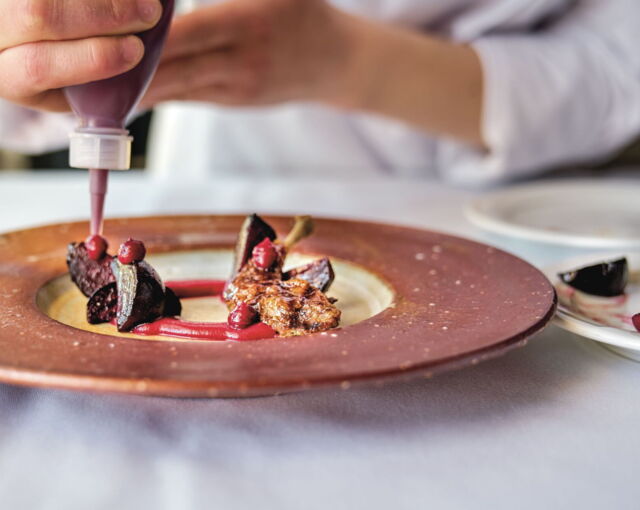 Mecklenburger Taube - Anrichten eines Tellers im Restaurant